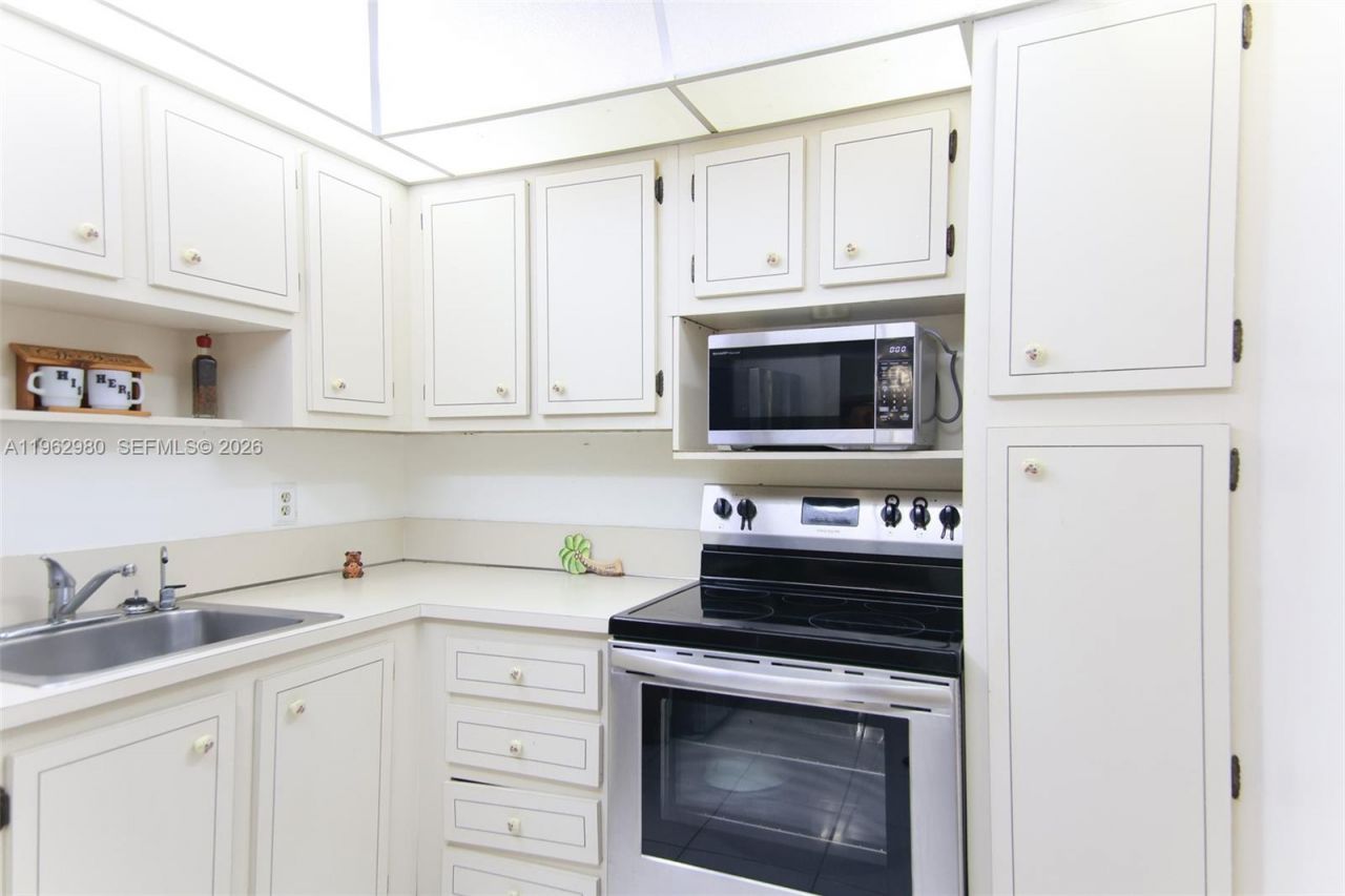 1200 Saint Charles Pl, Unit 302, Pembroke Pines, FL 33026 Photo