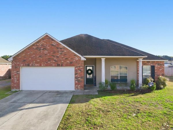 10430 Oakchase Dr, Denham Springs, LA 70706