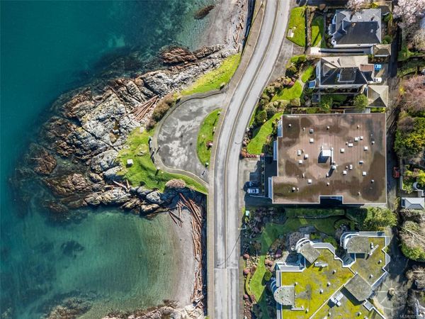 1270 Beach Dr, Unit 305, Oak Bay, BC V8S 2N3