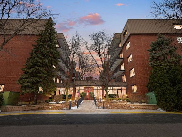 129 Acacia Circle, Unit 106E, Indian Head Park, IL 60525