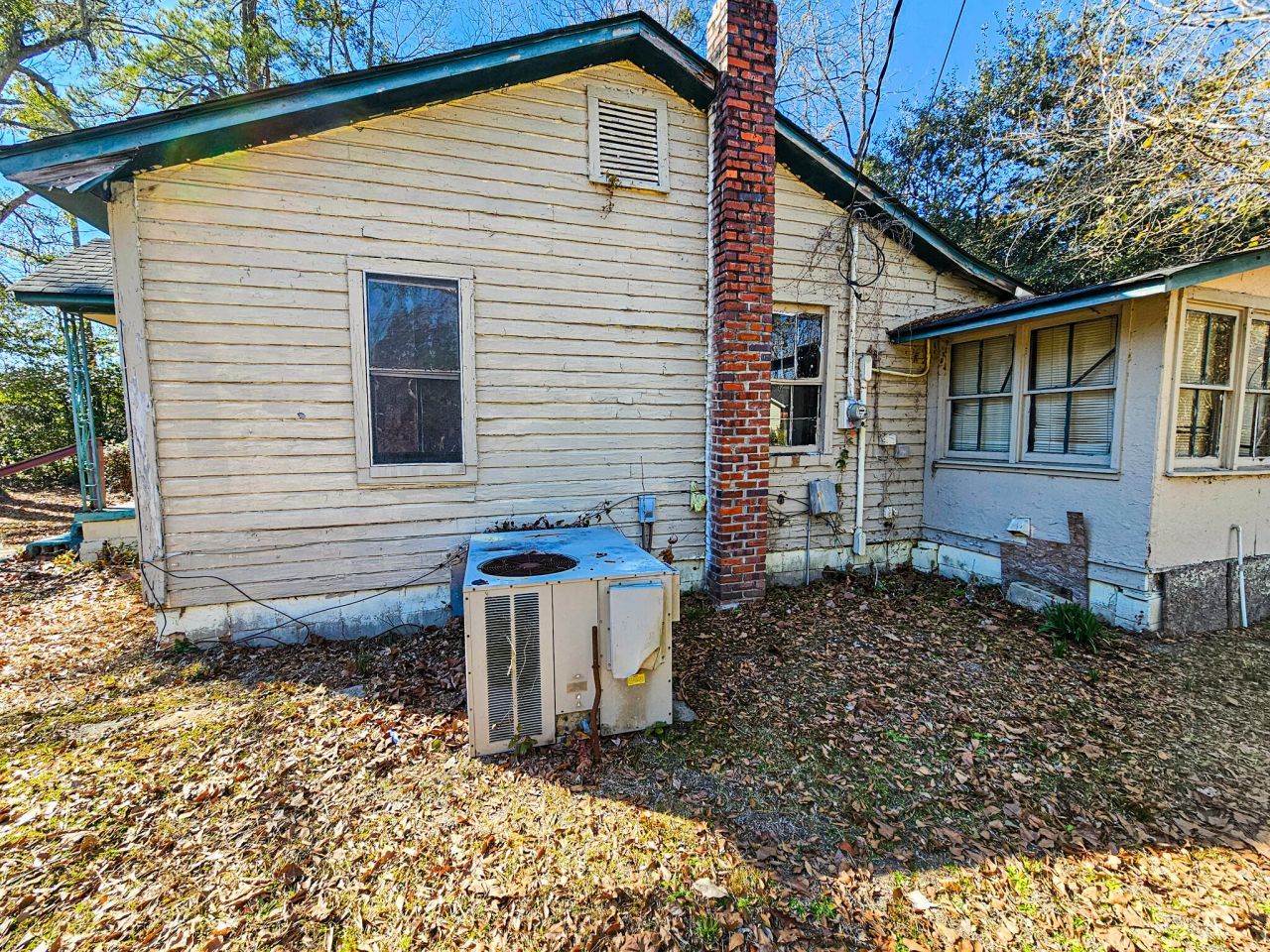 401 W Huggins Street Photo 4