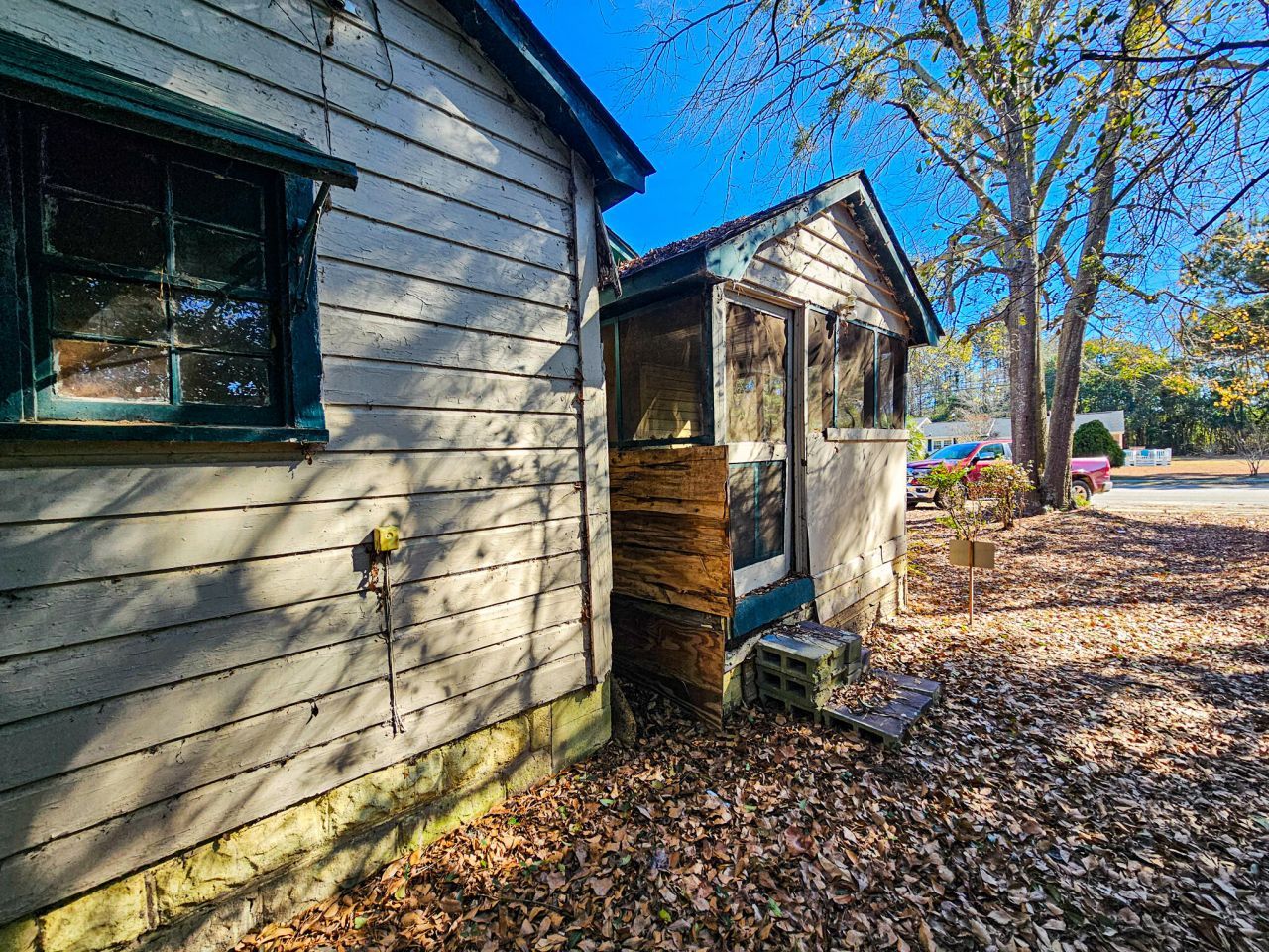 401 W Huggins Street Photo 8