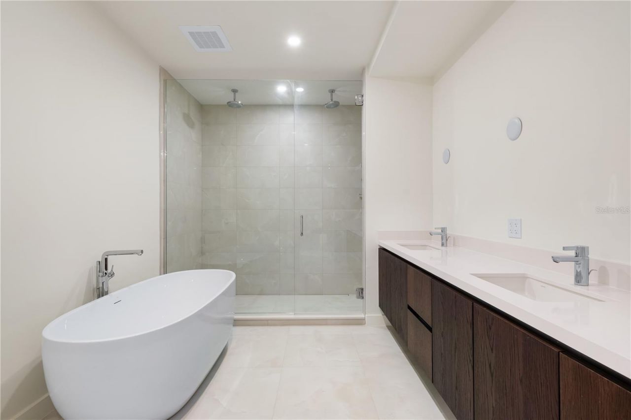 111 Golden Gate, Unit 403, Sarasota, FL 34236 Photo