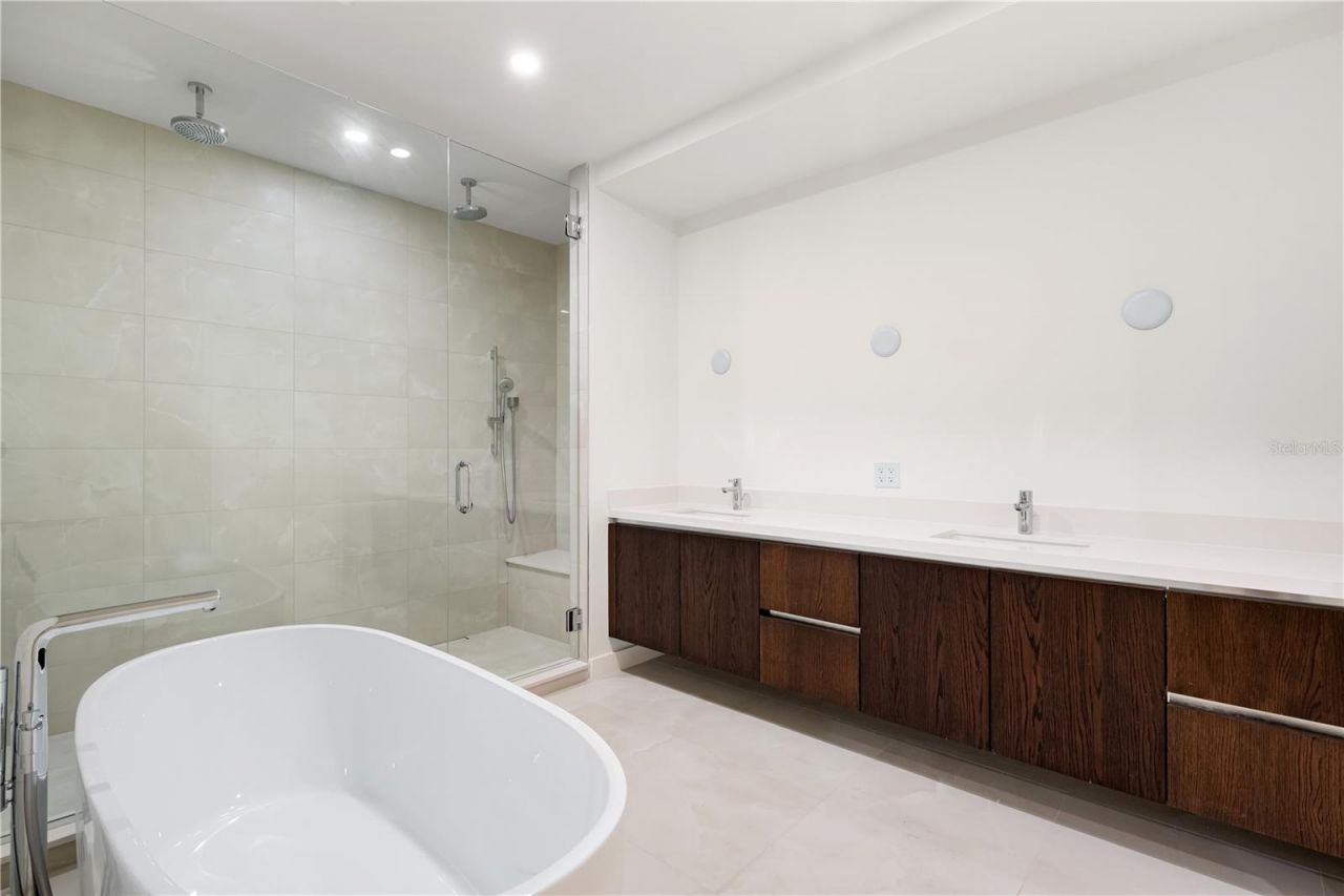 111 Golden Gate, Unit 403, Sarasota, FL 34236 Photo