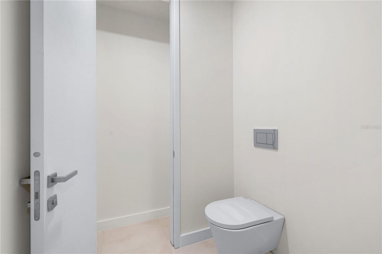 111 Golden Gate, Unit 403, Sarasota, FL 34236 Photo