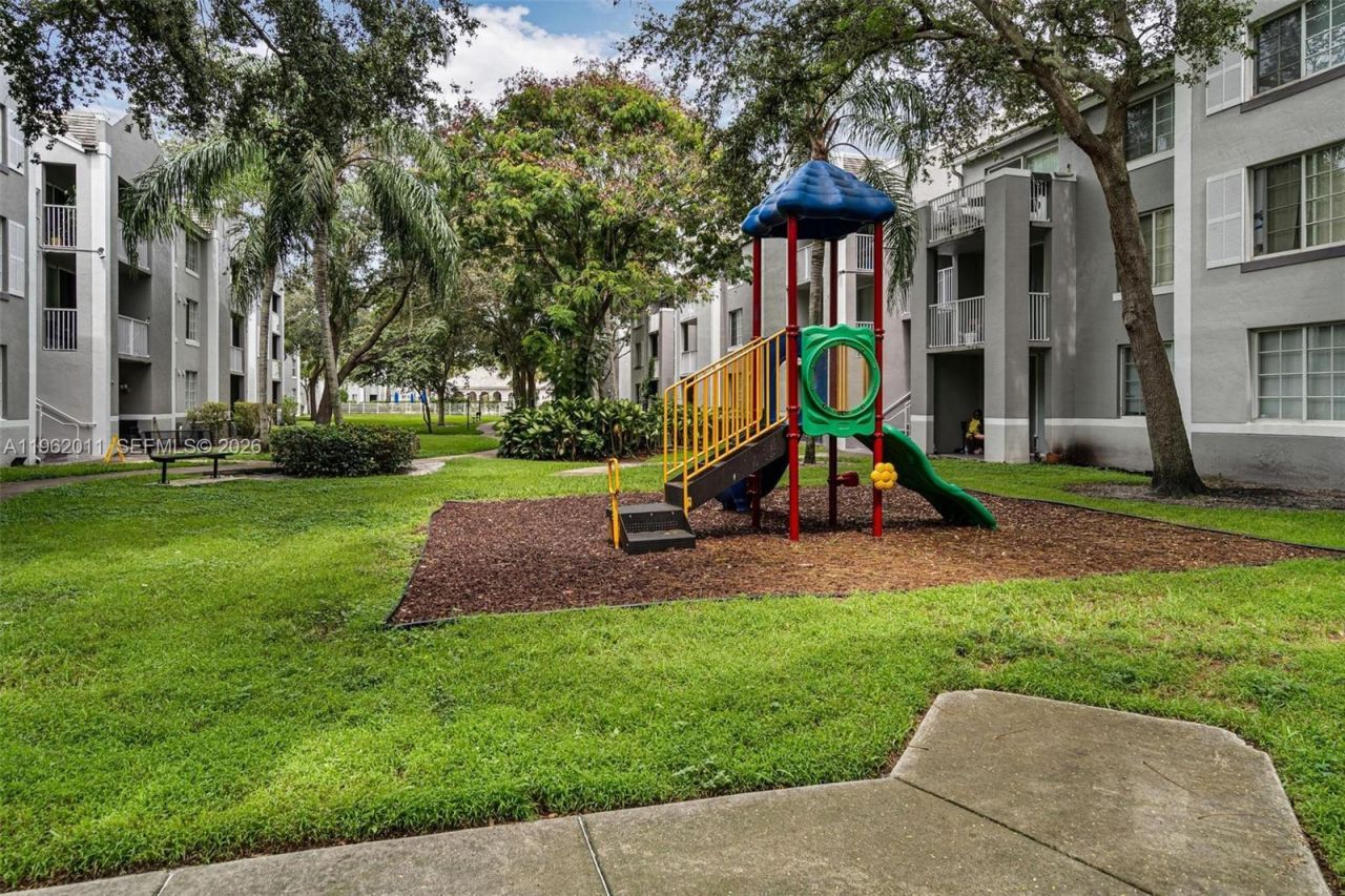 11133 SW 8th St, Unit 104, Pembroke Pines, FL 33025 Photo