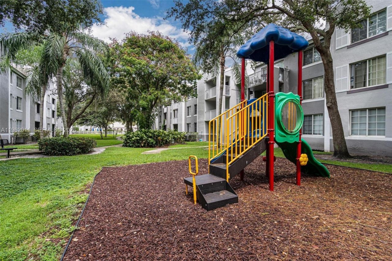11133 SW 8th St, Unit 104, Pembroke Pines, FL 33025 Photo