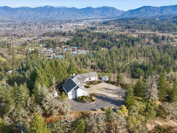 3601 Campus View Drive, Grants Pass, OR 97527