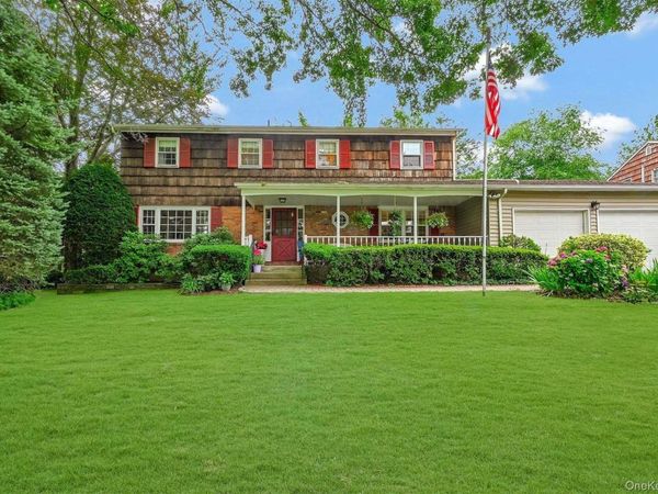 5 Bronze Court , Huntington, NY 11743