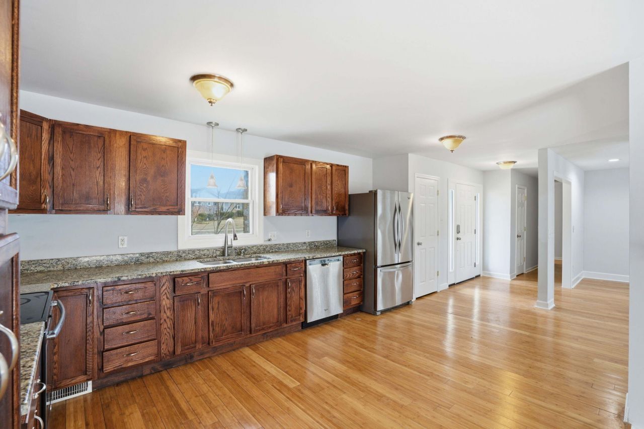 8517 Deerwood Drive Photo 6