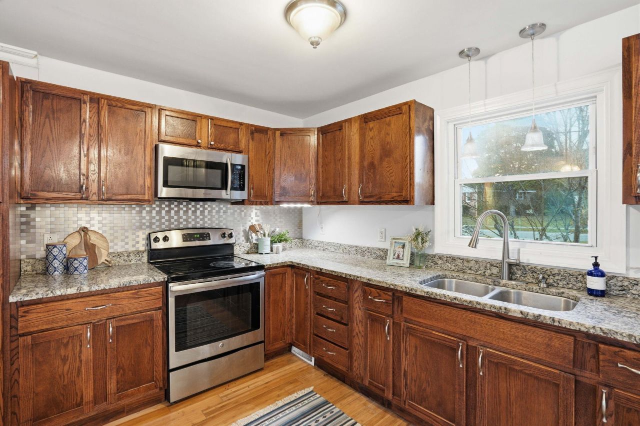 8517 Deerwood Drive Photo 6