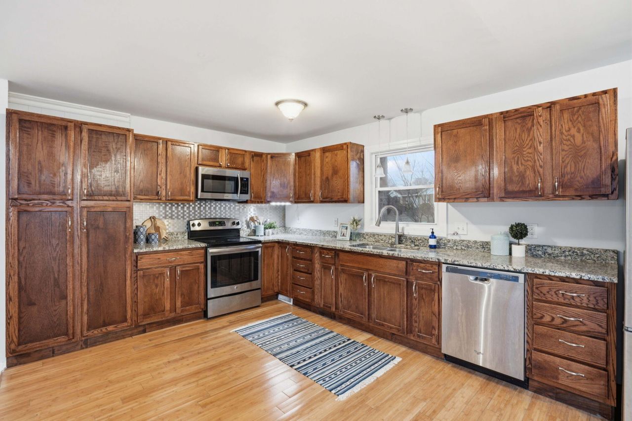 8517 Deerwood Drive Photo 7