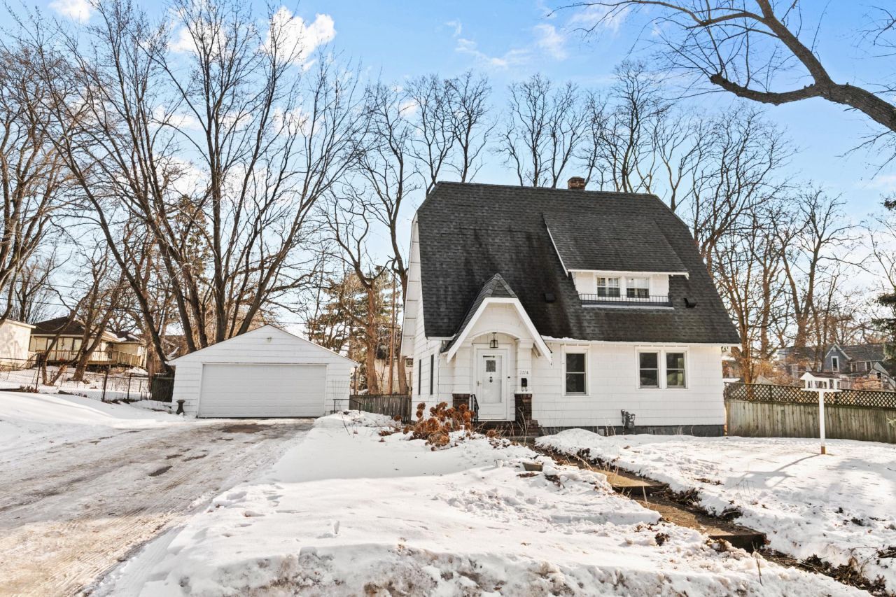 2714 9th Avenue E, North Saint Paul, MN 55109 Main Photo