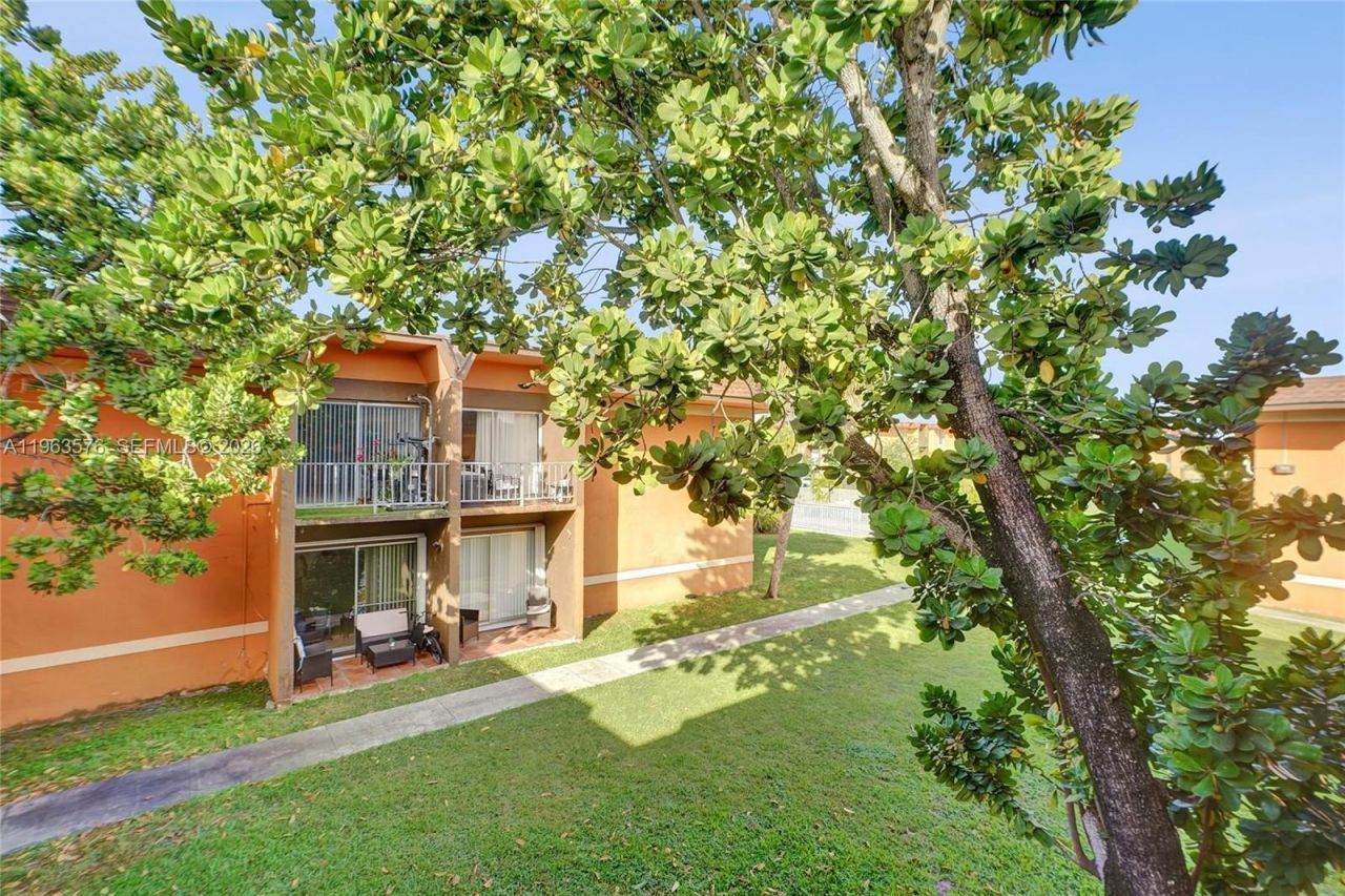 9459 SW 76th St, Unit R7, Miami, FL 33173 Photo