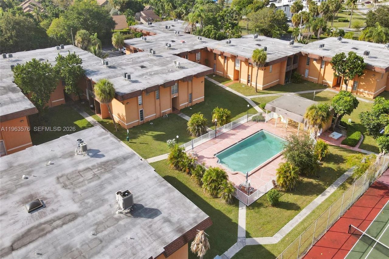 9459 SW 76th St, Unit R7, Miami, FL 33173 Photo