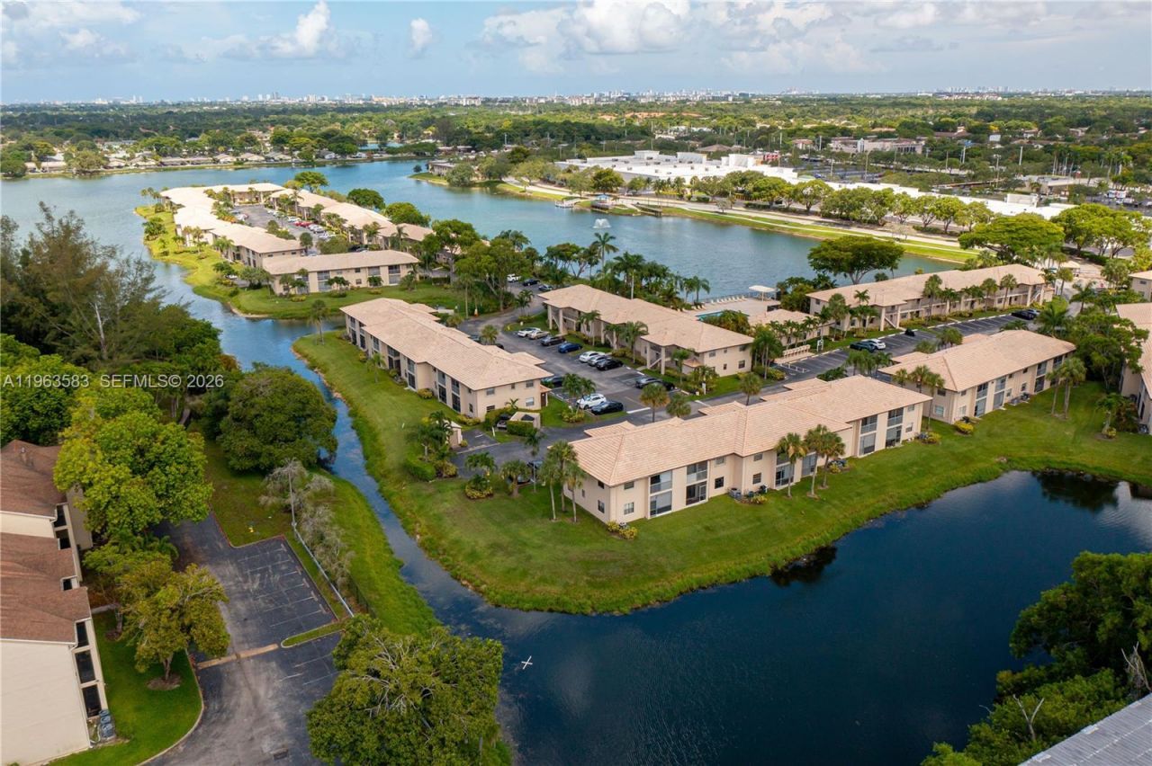 5560 Lakeside Dr , Unit 204, Margate, FL 33063 Photo