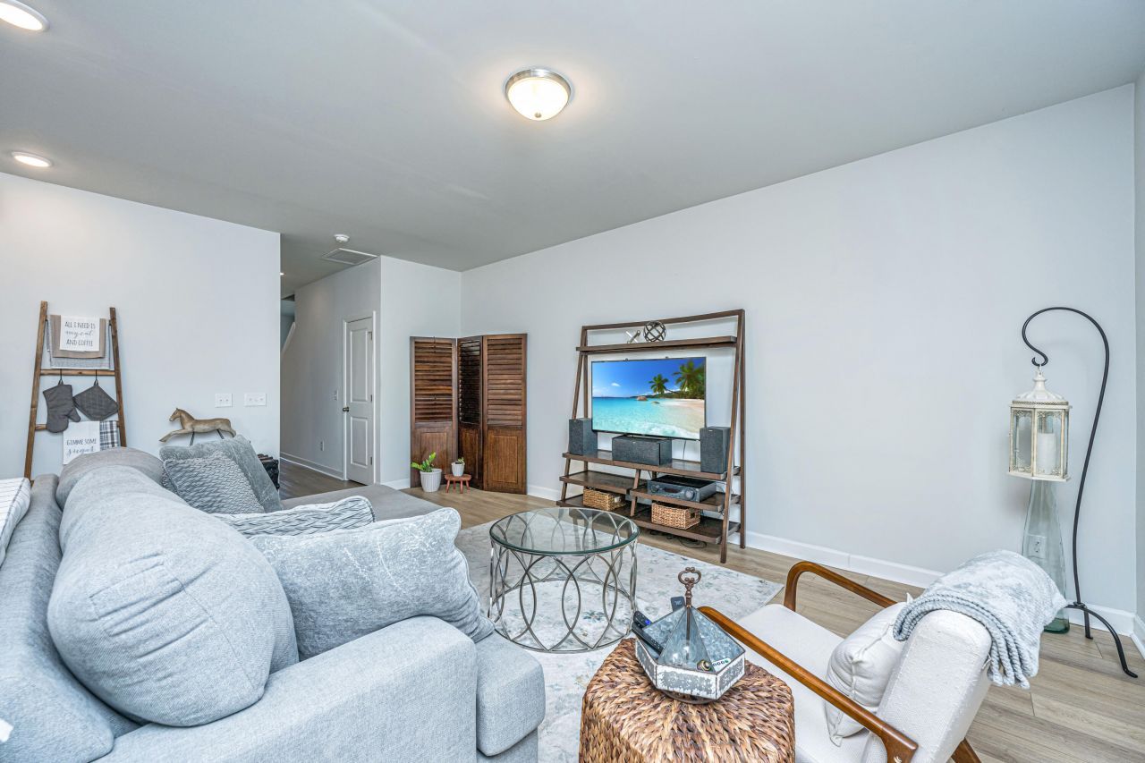 436 Navona Drive Photo 6