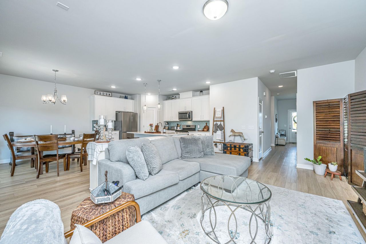 436 Navona Drive Photo 7