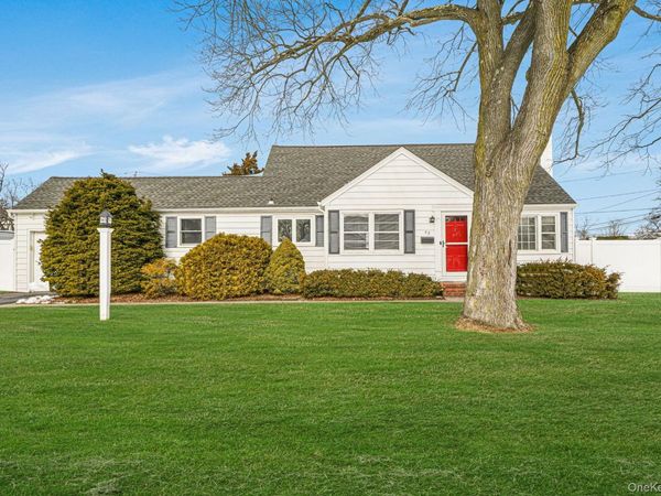 53 Canterbury Lane, North Babylon, NY 11703