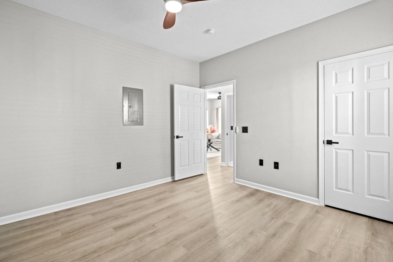 1990 Cross Gate Blvd. Photo 28