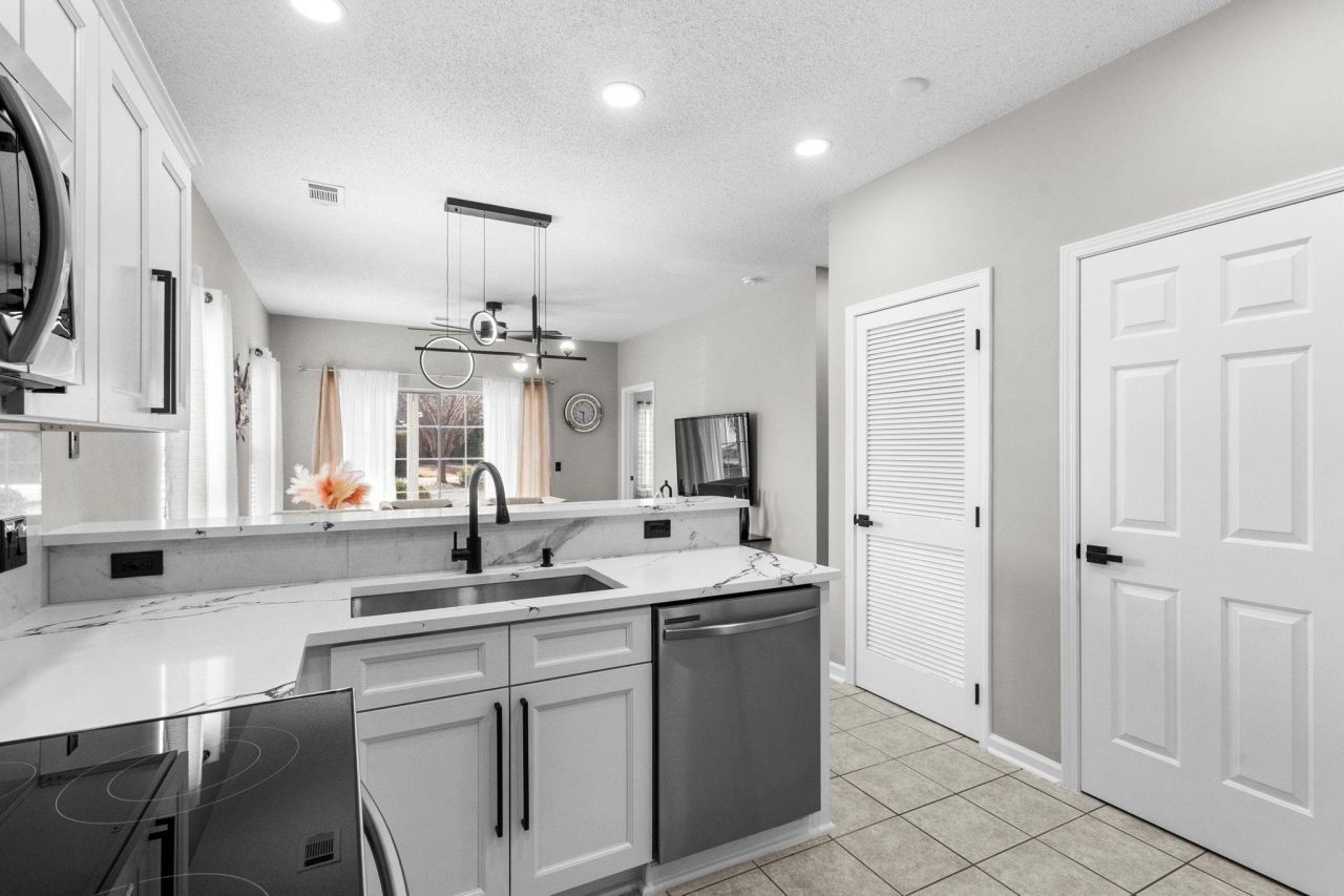 1990 Cross Gate Blvd. Photo 5