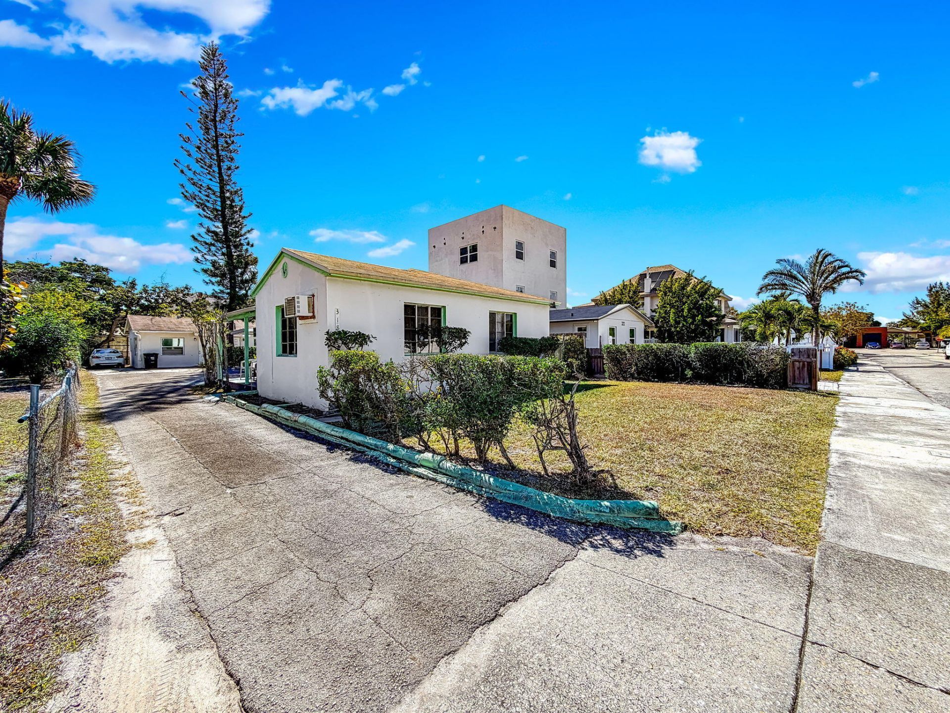 318 N Lakeside Court, West Palm Beach, FL 33407 Photo