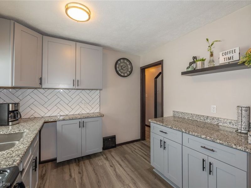 15497 Hummel Road, Brook Park, OH 44142 Photo 5