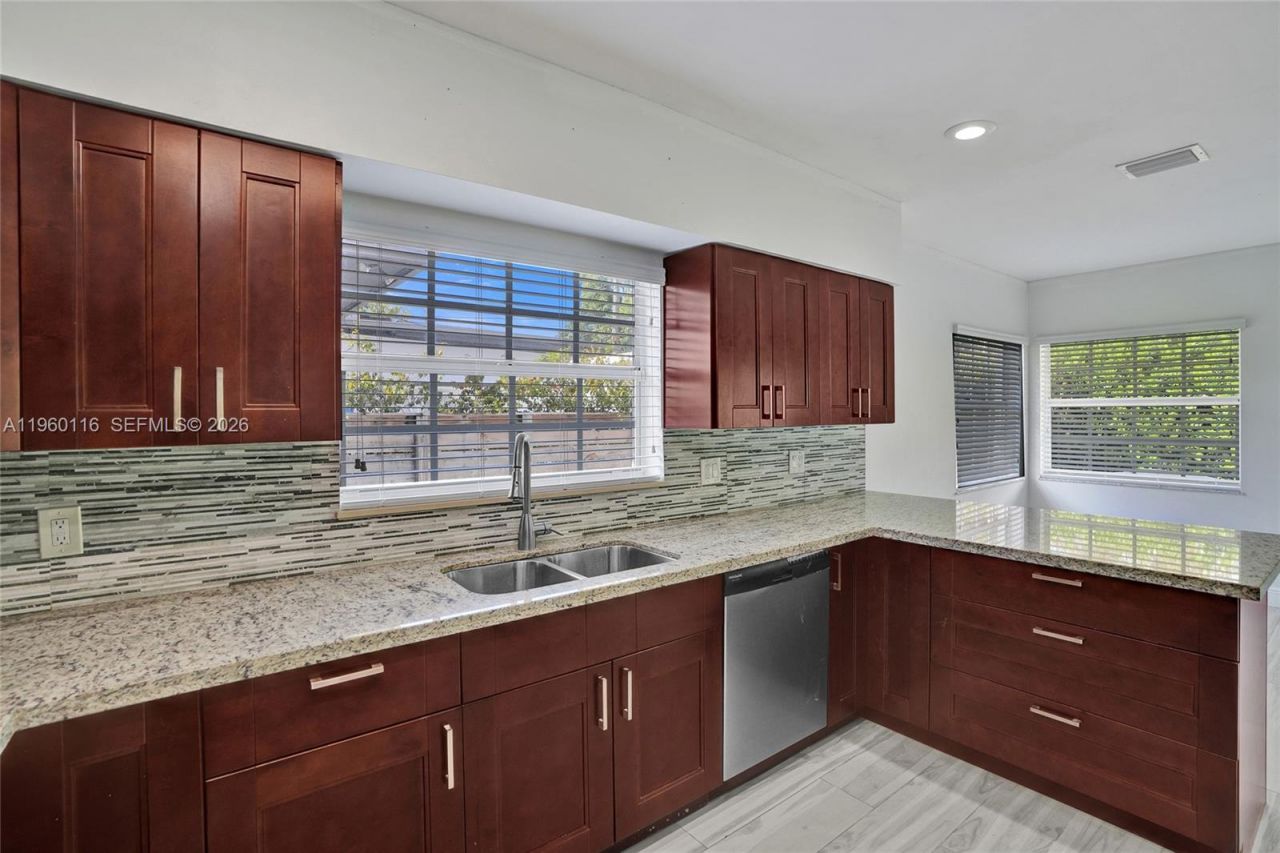 5721 SW 11th St , West Miami, FL 33144 Photo