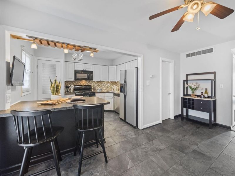 660 Dlyn Street, Columbus, OH 43228 Photo 16