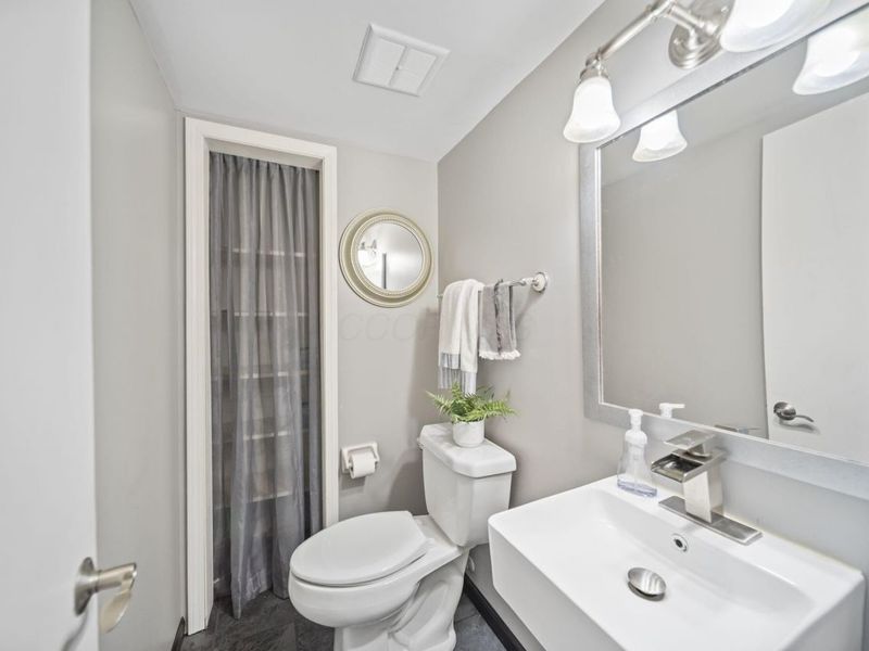 660 Dlyn Street, Columbus, OH 43228 Photo 27