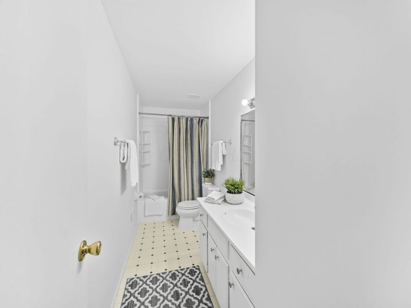 660 Dlyn Street, Columbus, OH 43228 Photo 32