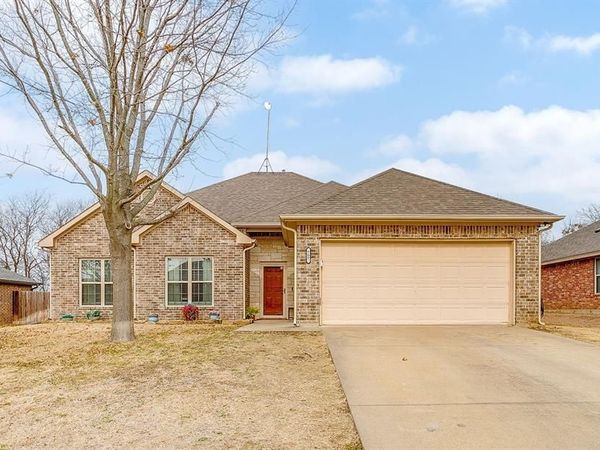 707 Brandt Street, Grandview, TX 76050