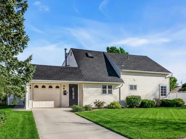 25 Turn Lane , Levittown, NY 11756