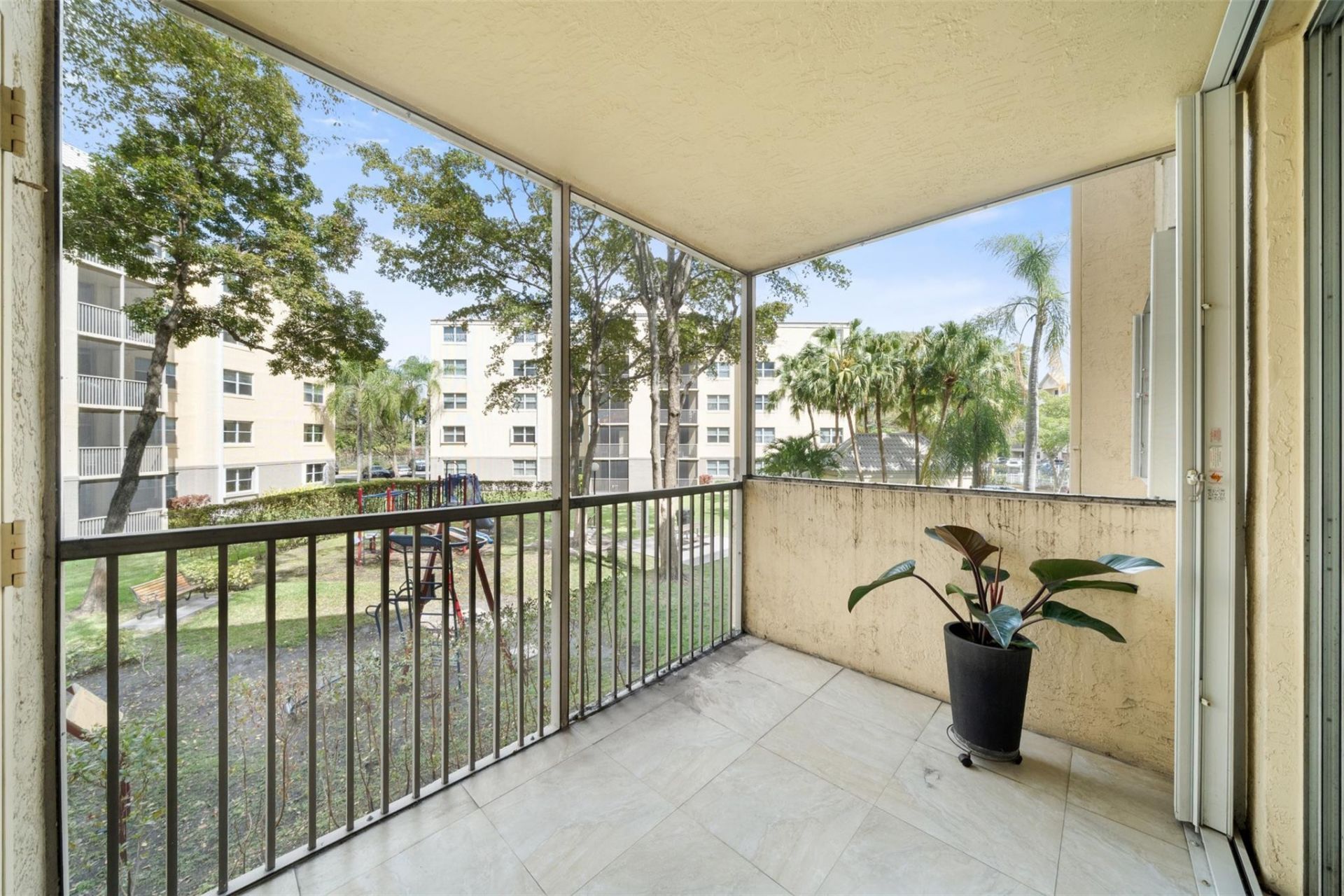 8225 Lake Drive, Unit 205, Doral, FL 33166 Photo