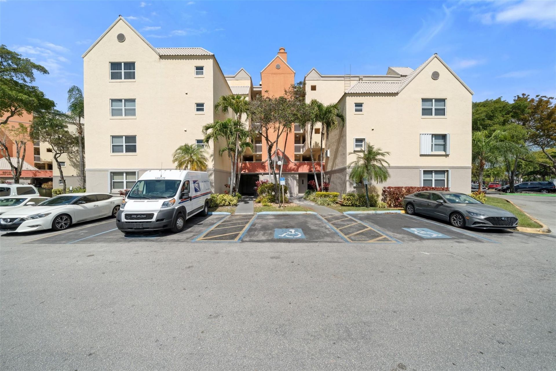 8225 Lake Drive, Unit 205, Doral, FL 33166 Photo