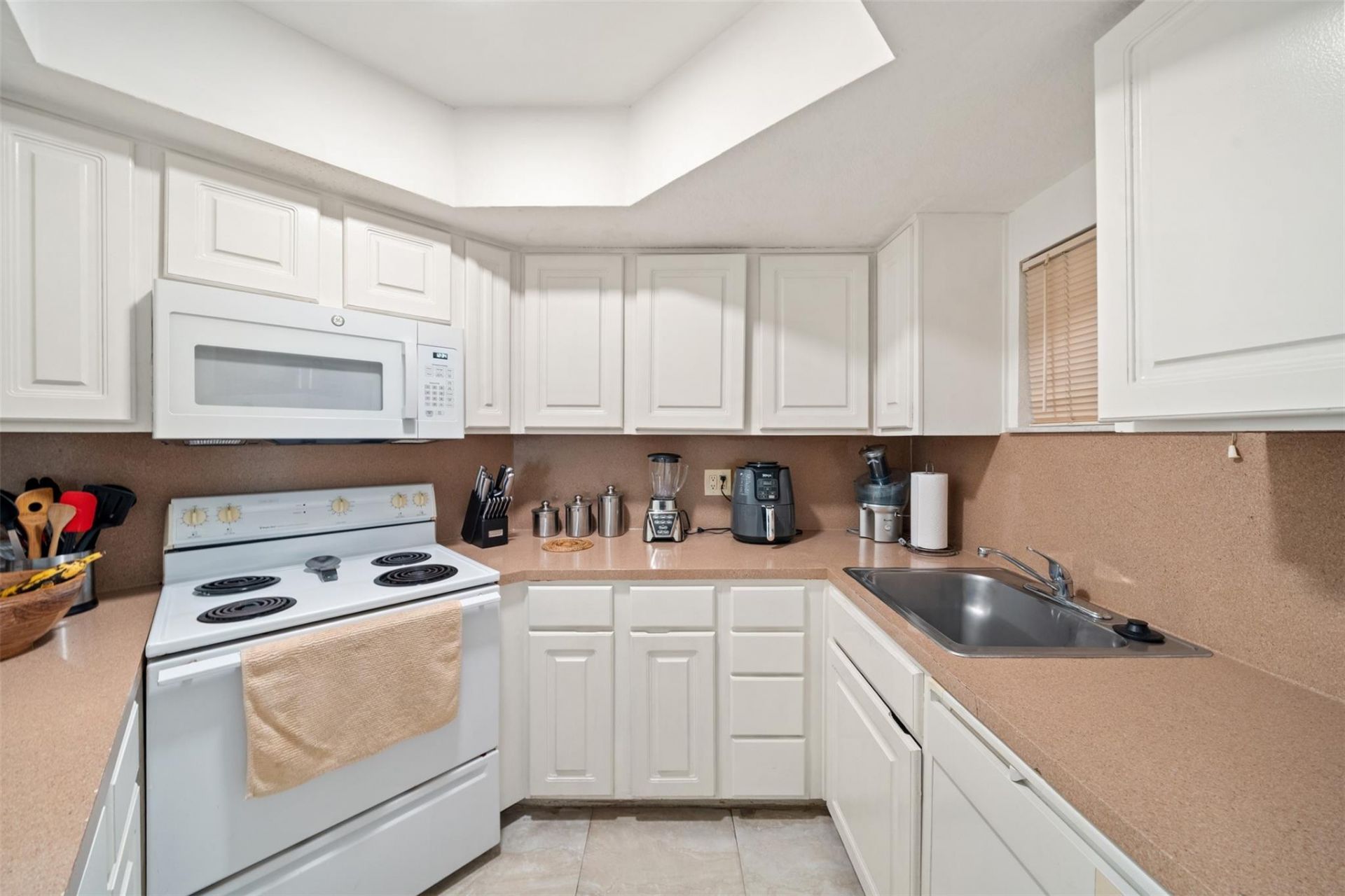 8225 Lake Drive, Unit 205, Doral, FL 33166 Photo