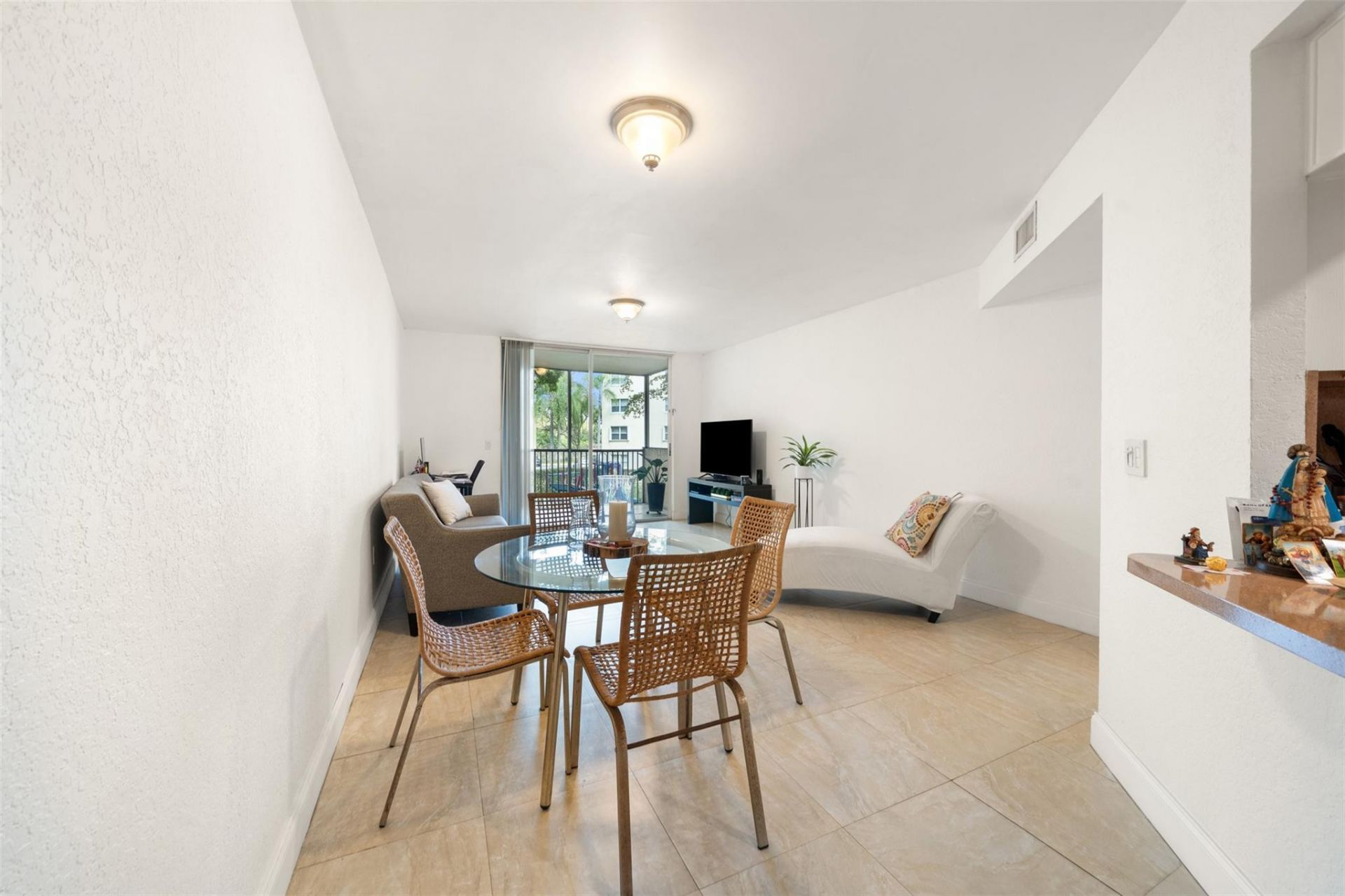 8225 Lake Drive, Unit 205, Doral, FL 33166 Photo