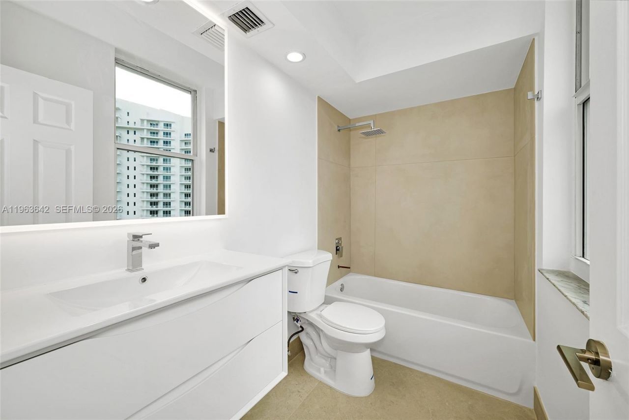 800 Claughton Island Dr, Unit 905, Miami, FL 33131 Photo