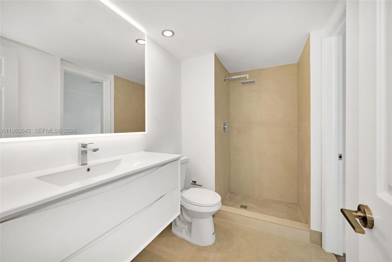 800 Claughton Island Dr, Unit 905, Miami, FL 33131 Photo