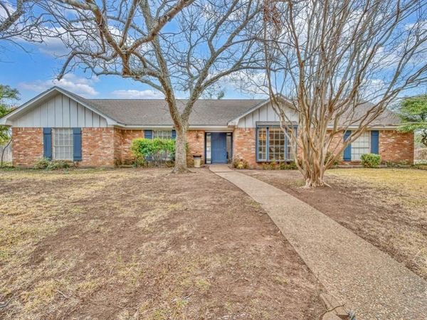 712 Willow Creek Drive, Woodway, TX 76712