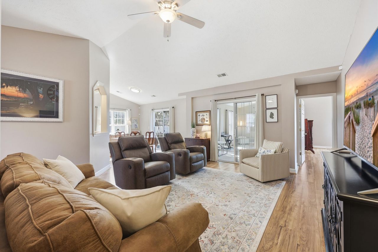 2204 Meadowood Ln. Photo 10