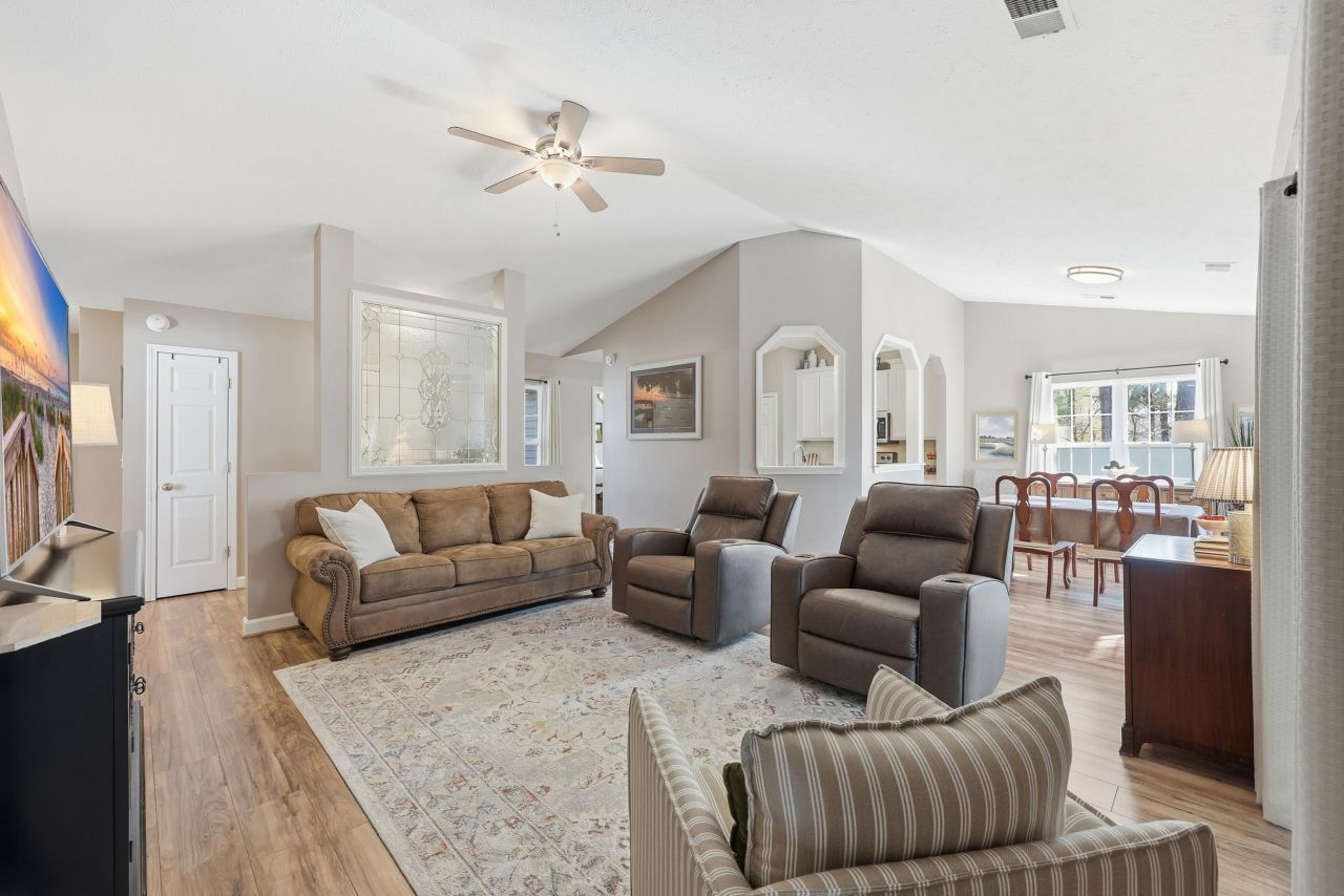 2204 Meadowood Ln. Photo 11