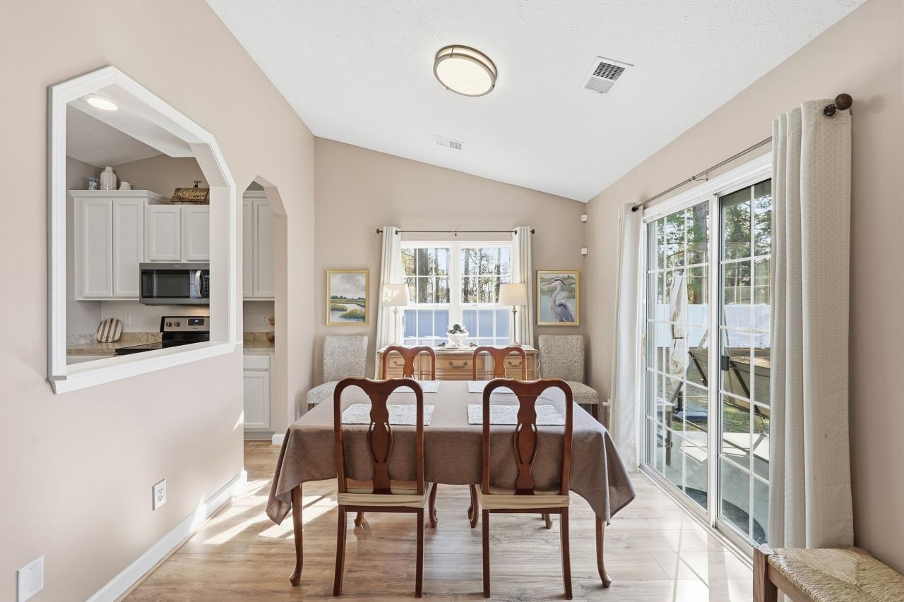 2204 Meadowood Ln. Photo 12