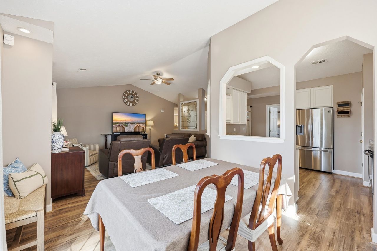 2204 Meadowood Ln. Photo 13