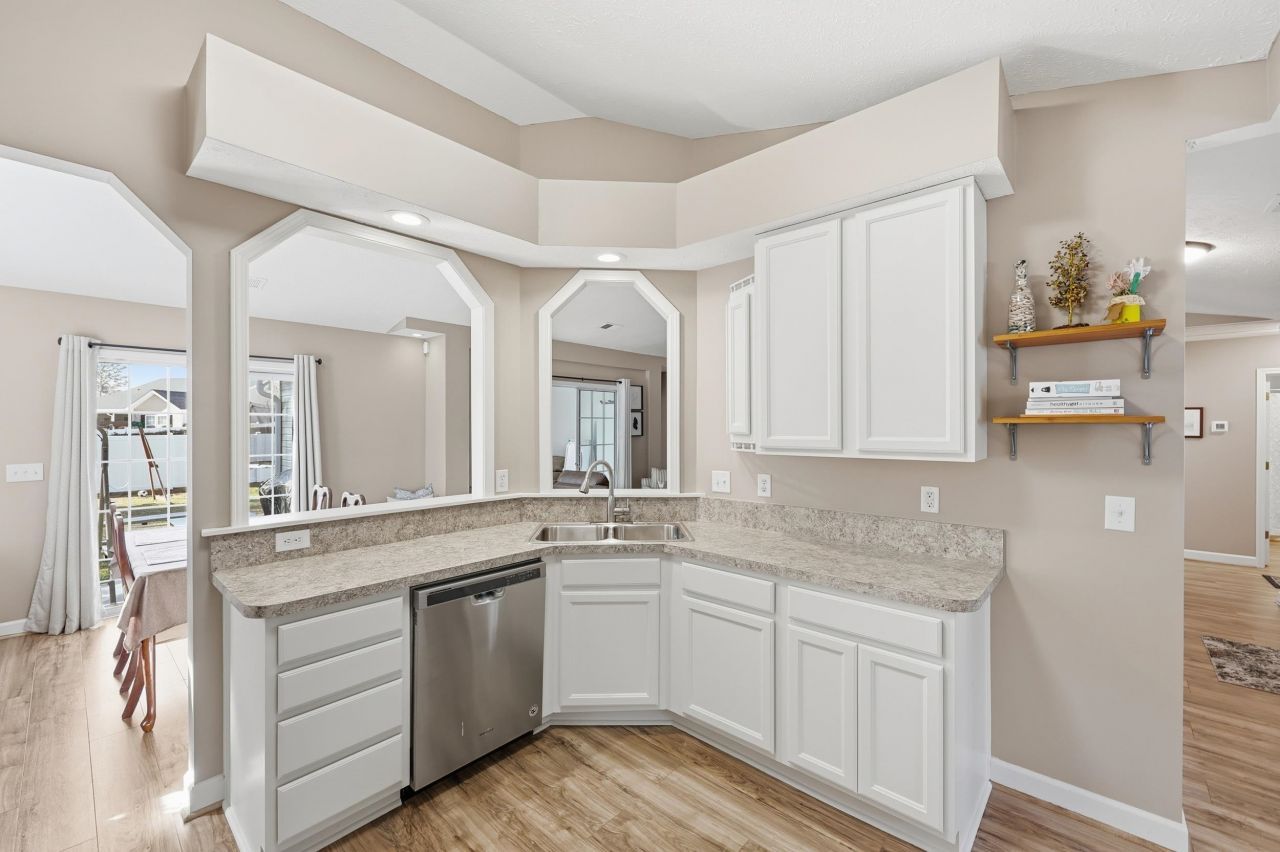 2204 Meadowood Ln. Photo 14