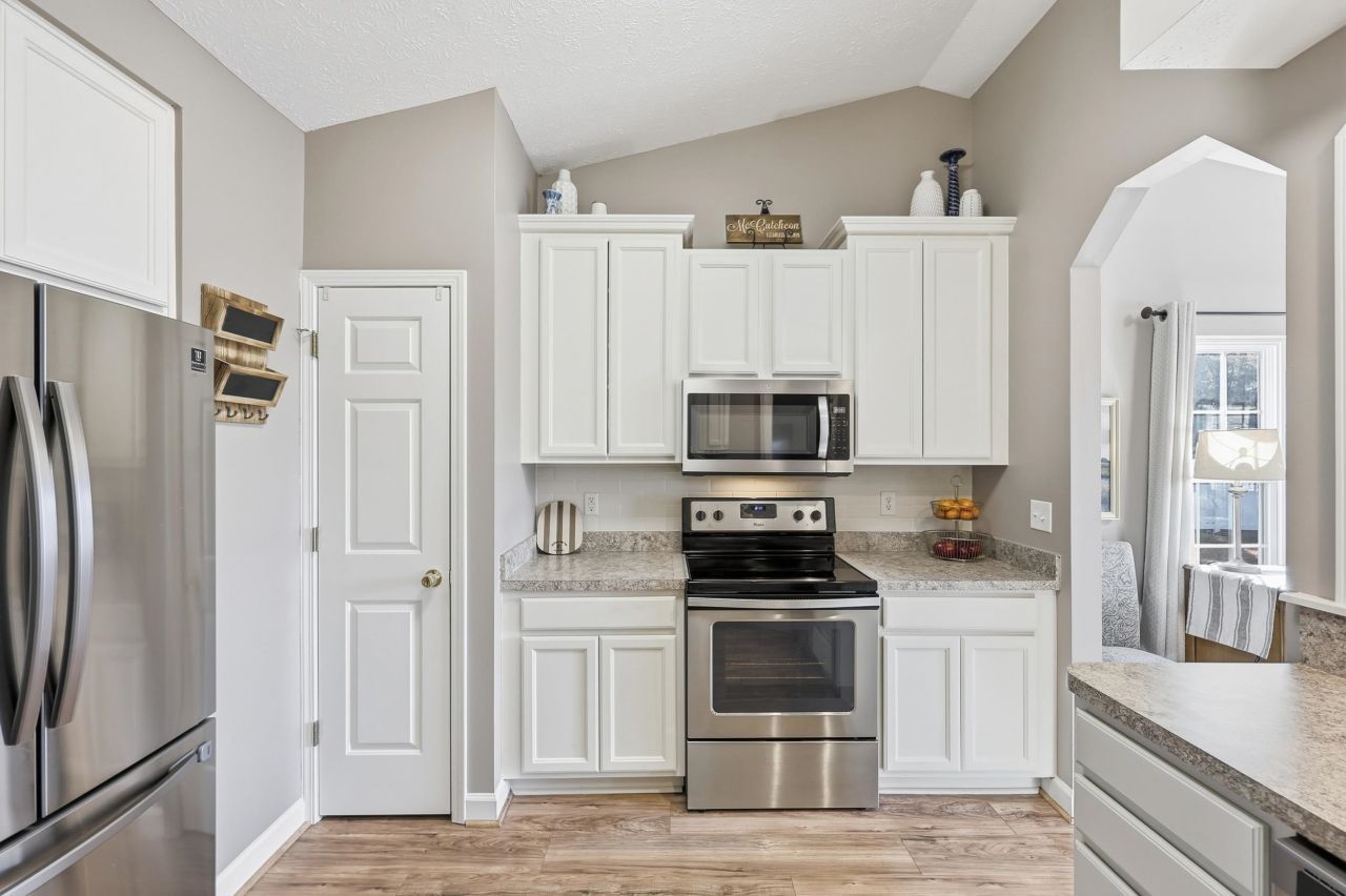 2204 Meadowood Ln. Photo 15