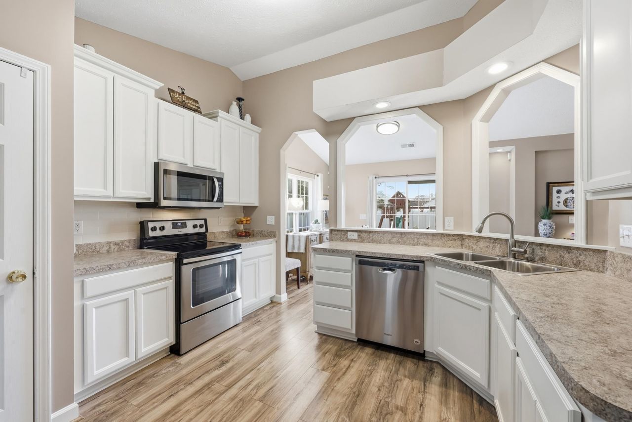 2204 Meadowood Ln. Photo 17