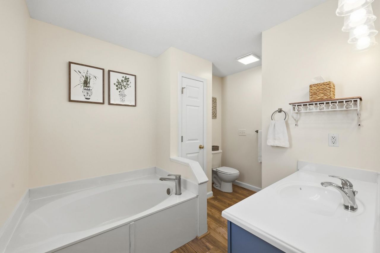 2204 Meadowood Ln. Photo 22