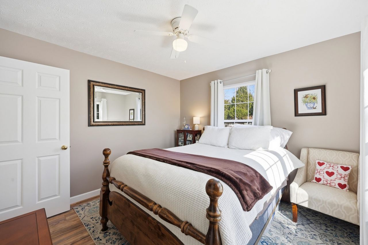 2204 Meadowood Ln. Photo 26