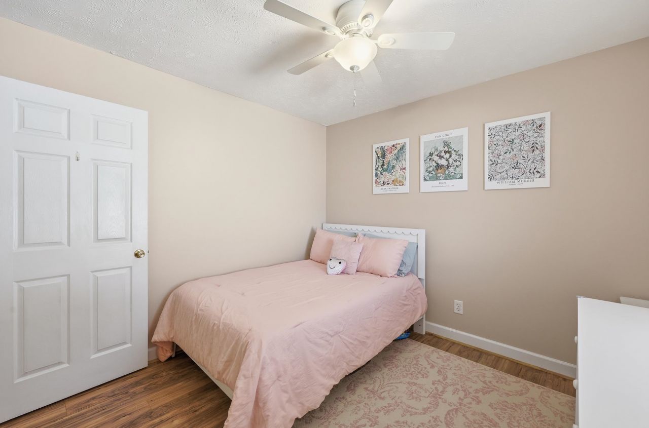 2204 Meadowood Ln. Photo 29